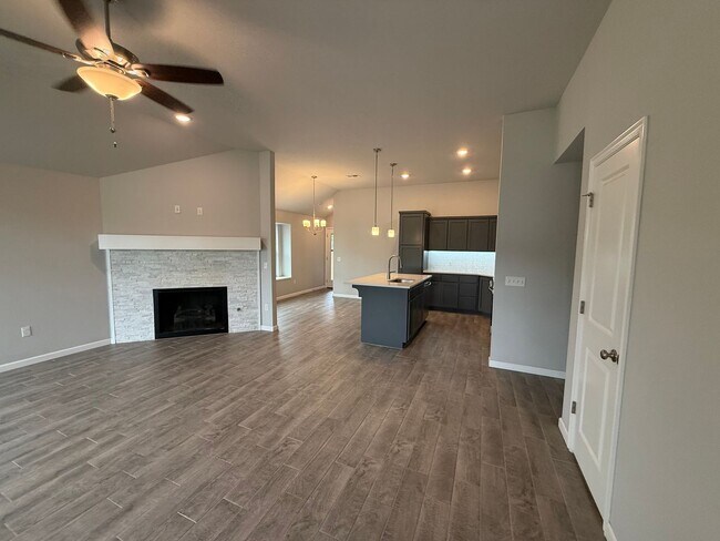 Building Photo - Don't Miss this STUNNING, true 4 bed, 2 ba...