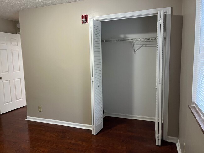 Building Photo - 480 E Red Bud Rd