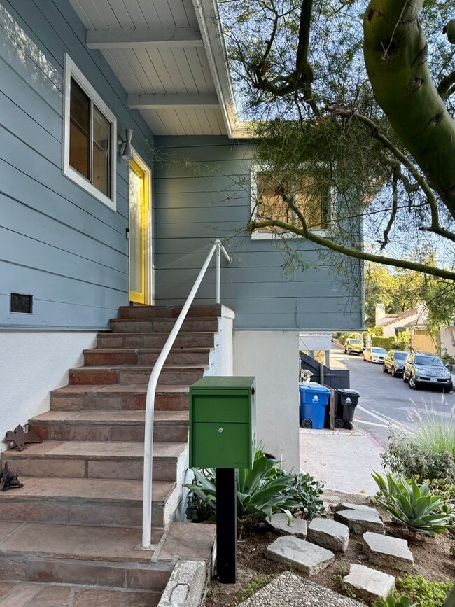 Building Photo - Charming Hollywood Hills–Adjacent 2BR Home w/ Garage | Prime 90046 Location