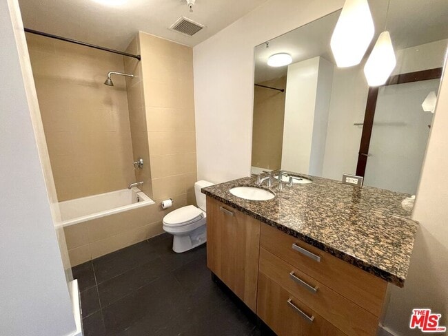 Building Photo - 460 S Spring St