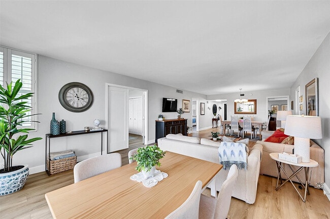 Building Photo - 4020 W Palm Aire Dr