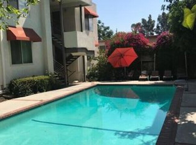 Building Photo - This is a great opportunity to rent a 2 bedroom at a competitive price in Tarzana.