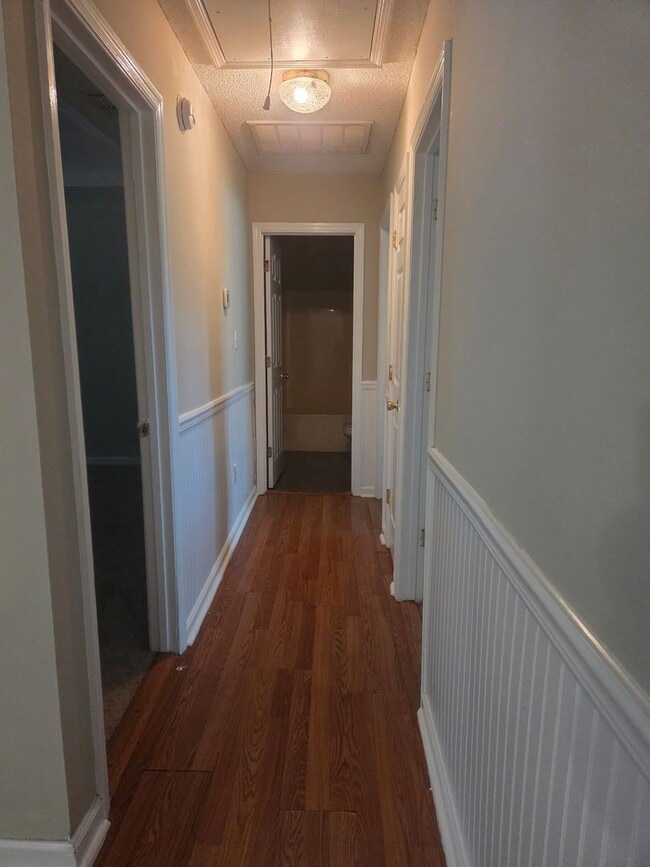 Building Photo - Beautiful very spacious 4 Bed/2 Bath