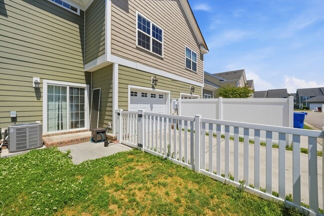 Building Photo - 3135 Patrick Henry Dr