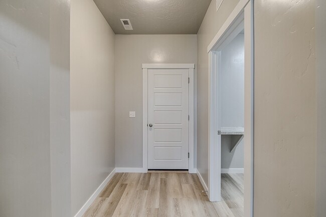 Building Photo - Newer home in Meridian  2100Sqft, Goldengrove Sub., Room for all of your Toys