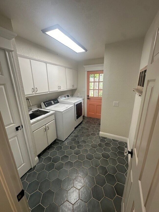 Building Photo - Upscale Secluded Oasis in Bixby - 5 Beds/3.5 Baths - Separate Mother-in-Law Quarters!