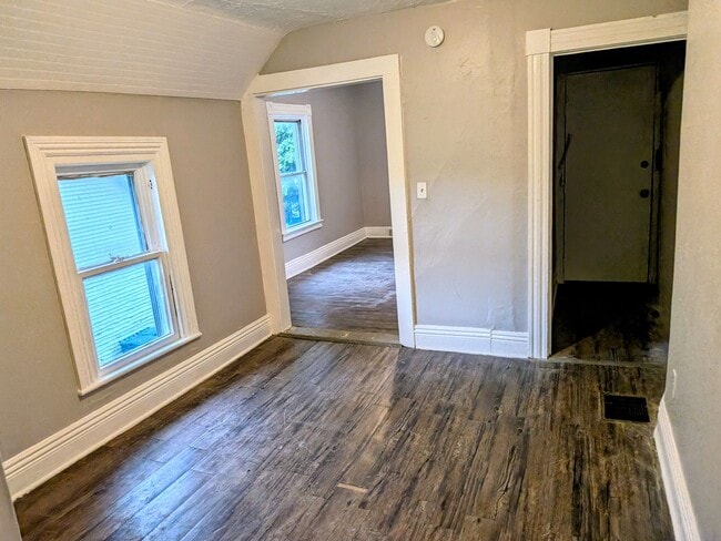 Building Photo - 353 Ravine Ave