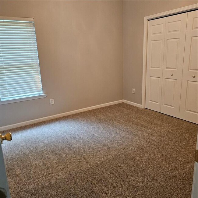 Building Photo - 2318 Talamill Dr NE