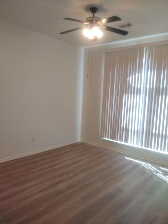 Building Photo - 204 Wood Hollow Dr