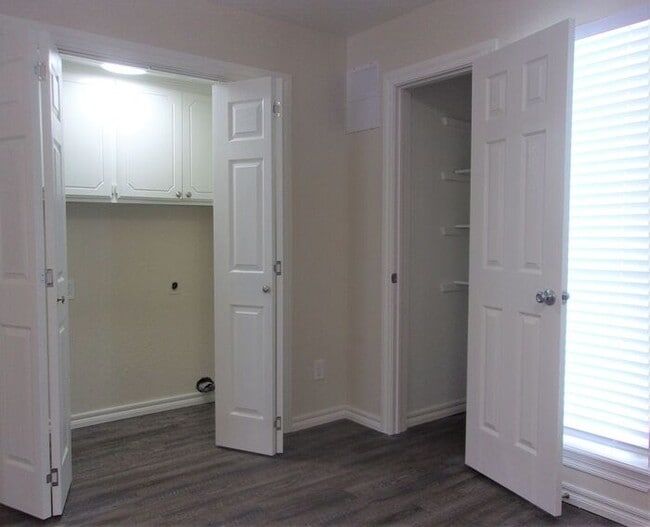 Building Photo - 2 BED 1.5 BATH TWO STORY TOWNHOUSE- WARR A...