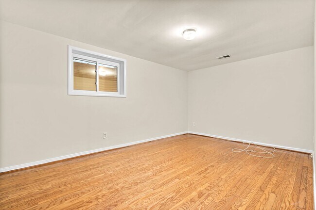 Building Photo - 4 Bed 3 Bath - Bethesda Single Family Home - Move In Ready