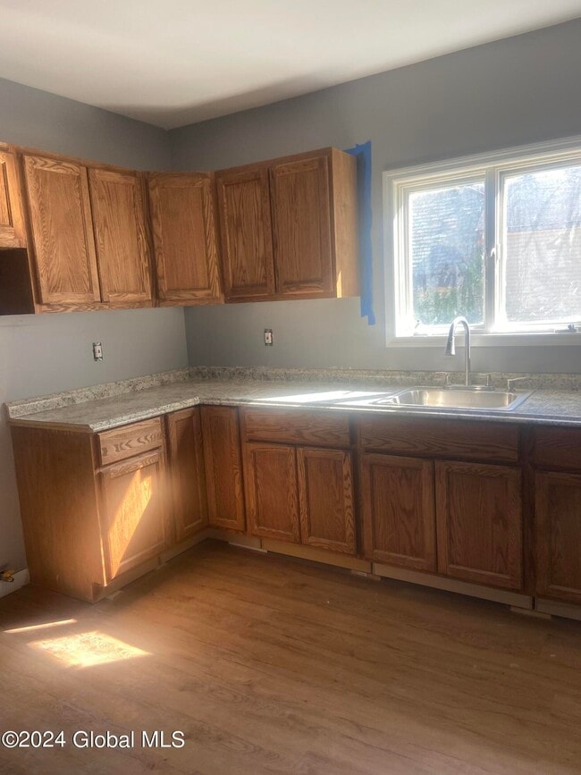 Building Photo - 533 Paige St