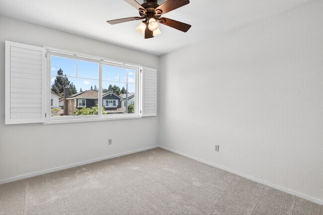 Building Photo - Renovated Court Location Beauty – Spacious 4BD Home Near Pleasant Hill!