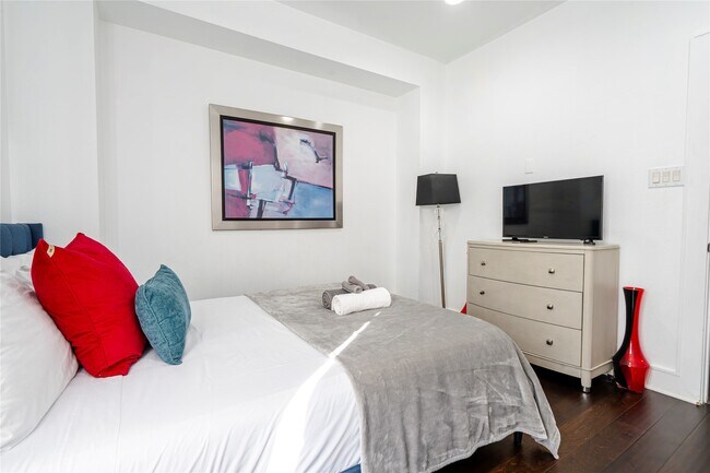 Building Photo - 1205 Summer St