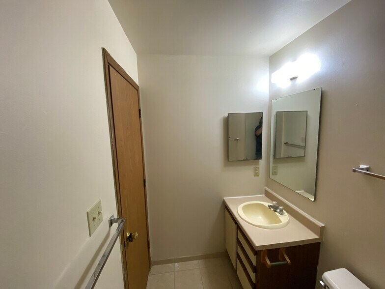Building Photo - 128 Sandstone Ct
