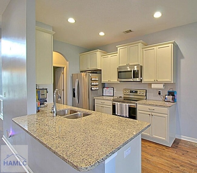 Building Photo - 452 Huntington Dr