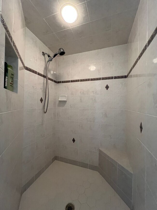 Building Photo - FURNISHED SHORT TERM RENTAL - 3 Bed / 2 Ba...