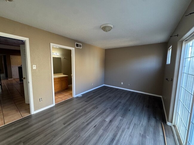 Building Photo - Prime Location University Townhome!