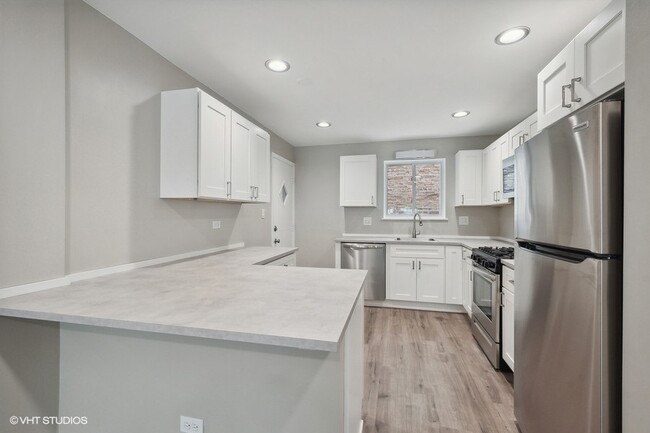 Kitchen peninsula - 1604 W Farwell Ave