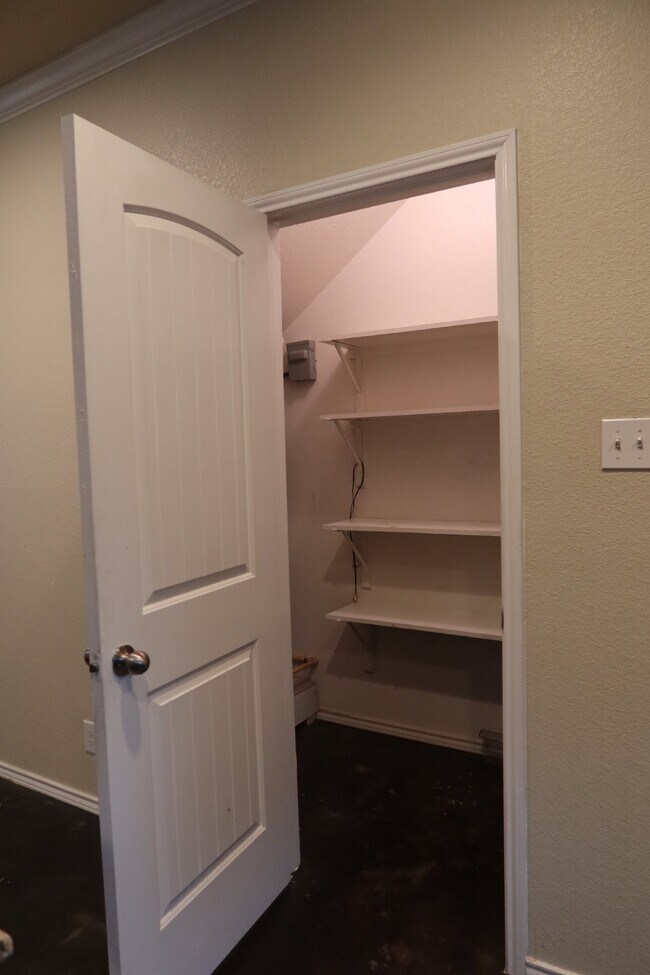 Building Photo - Now Pre-Leasing for Fall 2026–Spring 2027!