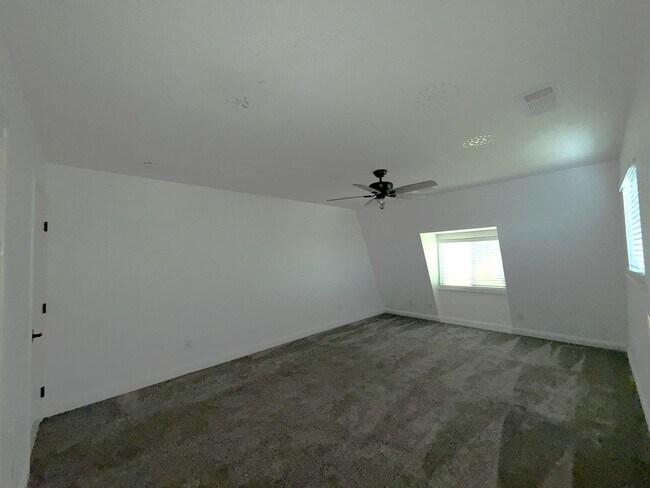 Building Photo - 4-bedroom, 2-bathroom home located in the vibrant city of Visalia, CA.