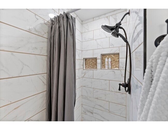 Building Photo - 12024 W Cross Dr