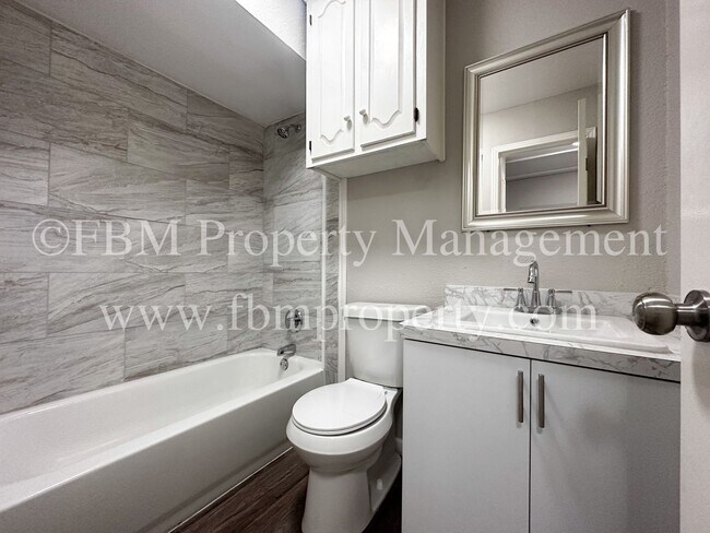 Building Photo - 801 S Wood St