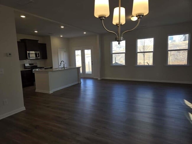 Building Photo - 12 Briarwood Dr W