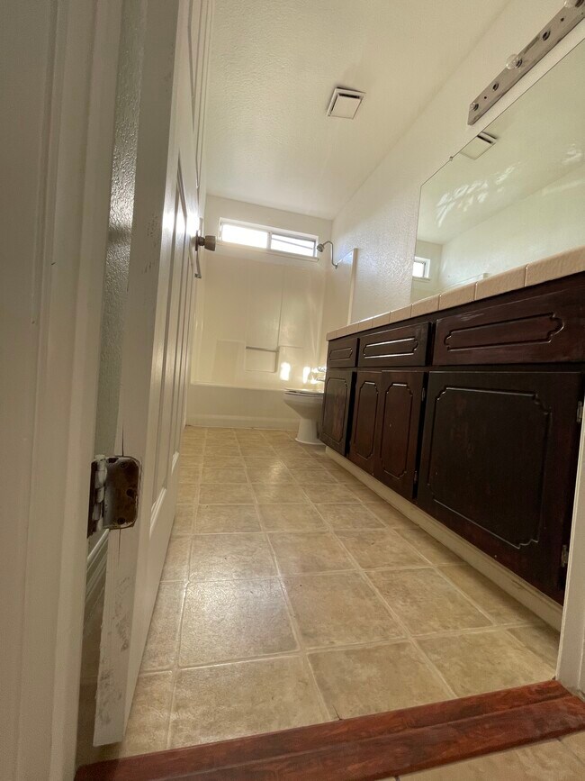 Building Photo - 1691 Yorktown Ct