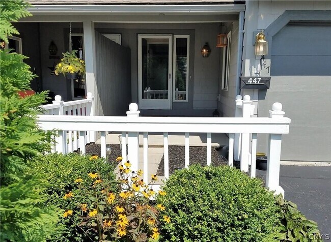 Building Photo - 447 Summerhaven Dr N