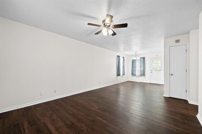 Building Photo - 3 Bedroom Pet Friendly Home For Rent!