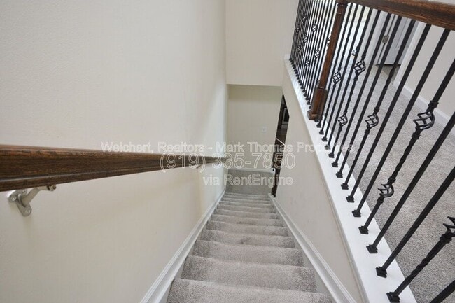 Building Photo - 409 Vassar Dr