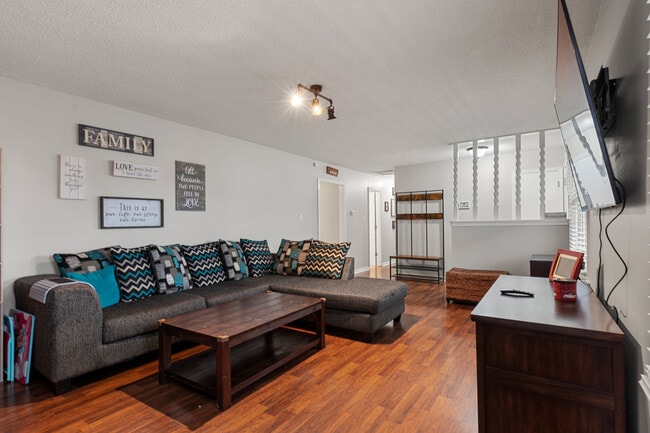 Building Photo - 3012 Fielding Rd