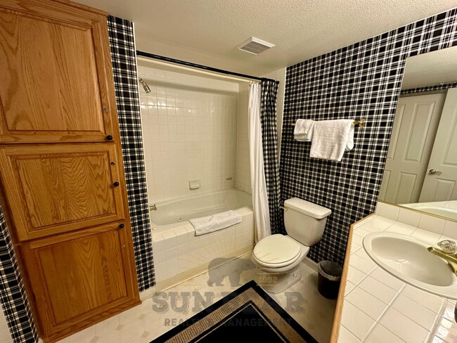 Building Photo - Cozy 2 Bedroom with side lake and Diamond ...