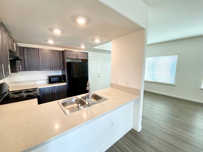 Kitchen with Breakfast Bar - Del Rio Apartments