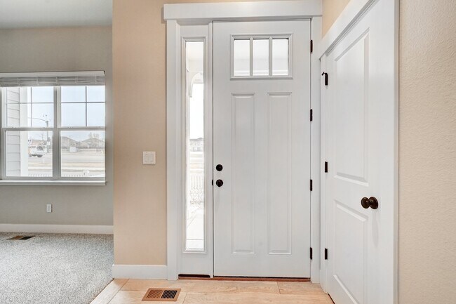 Building Photo - $2,350.00 - 2 Beds, 2.5 Baths, Townhouse i...