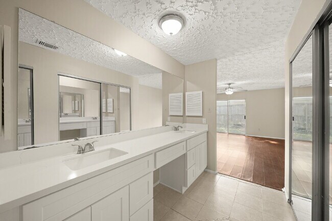 Building Photo - 16107 Grassy Creek Dr