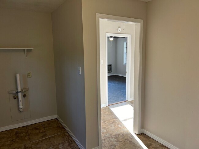Building Photo - Rollins Dr 106/108 (duplex)