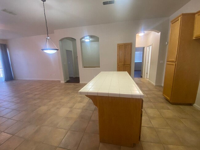 Building Photo - Charming 3 bed/3 full bath with Loft in St...