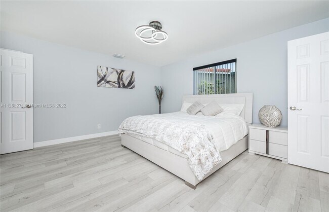Building Photo - 810 S Rainbow Dr