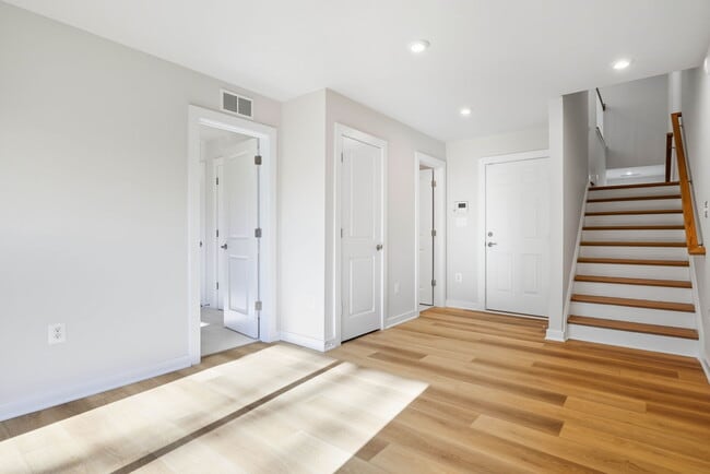 Building Photo - 1017 Venifena Terrace SE