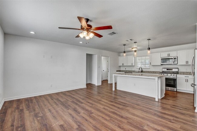 Building Photo - 610 Splitrock