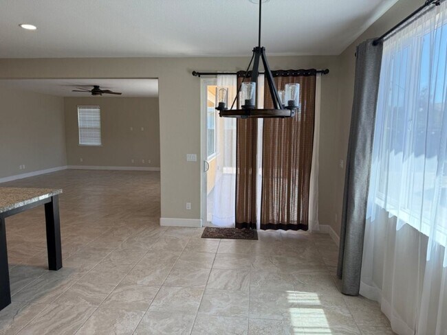 Building Photo - Newer Modern 4 Bedroom 3.5 Bath w/ Bedroom...
