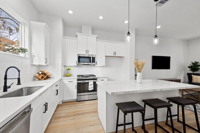 Building Photo - 3028 Live Oak St