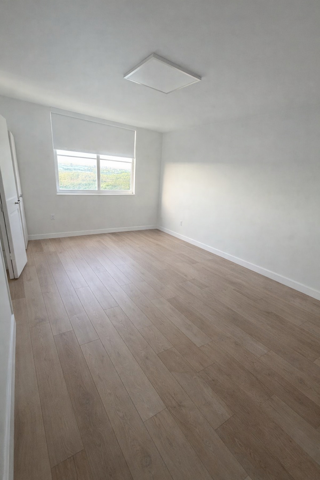 Building Photo - 300 Bayview Dr