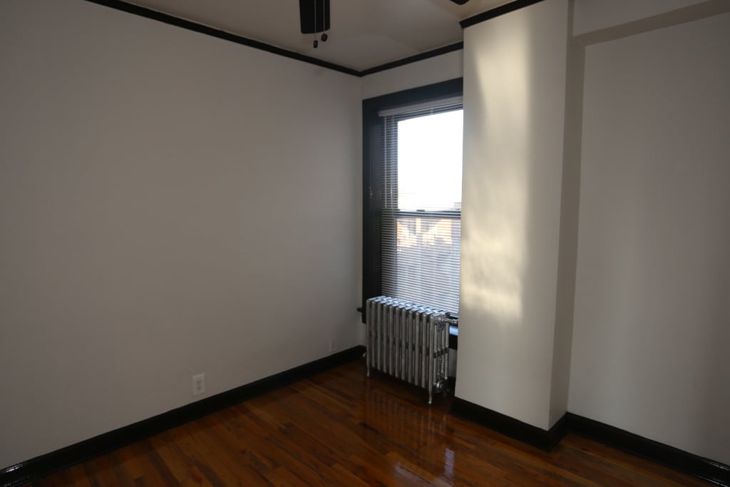 Building Photo - 846 W Montrose Ave