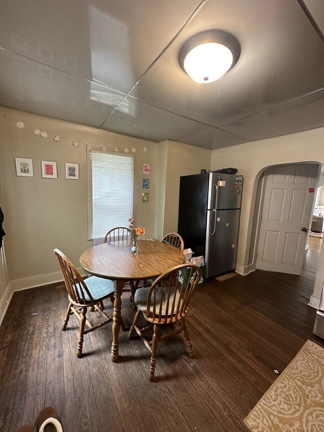 Building Photo - 4 Bed 2 Bath close to UWEC!