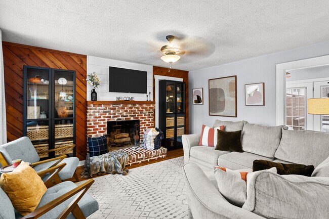 Building Photo - 1120 W Broadway