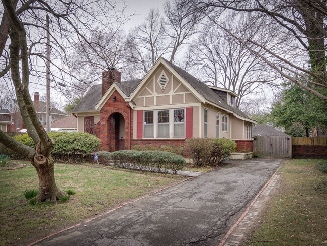 Building Photo - Charming 3BR/1B Conveniently Located Near Rhodes College!