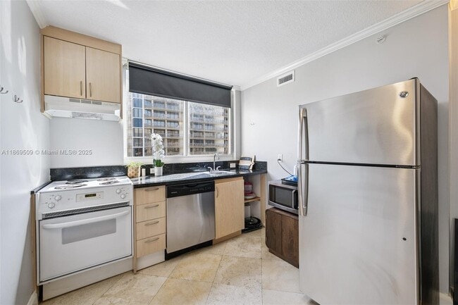 Building Photo - 2951 S Bayshore Dr